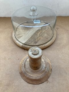 NKUKU RECYCLED GLASS STYLE CAKE STAND WITH GLASS DOME IN CLEAR GLASS AND MANGO WOOD FINISH: LOCATION - CR1