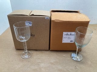 2 X ASSORTED NKUKU GLASSWARE ITEMS TO INCLUDE SET OF 2 SANTOSA WINE GLASSES IN CLEAR FINISH: LOCATION - CR2