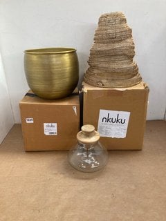 QTY OF ASSORTED NKUKU HOMEWARE TO INCLUDE TEMBESI MEDIUM ETCHED PLANTER IN ANTIQUE BRASS FINISH: LOCATION - CR3