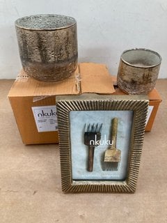 QTY OF ASSORTED NKUKU HOMEWARE TO INCLUDE RANOLI ETCHED IRON STYLE PHOTO FRAME IN ANTIQUE BRASS FINISH: LOCATION - CR3