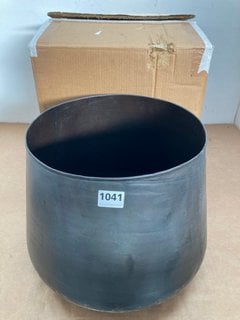 ENDO RECLAIMED IRON PLANTER - AGED BLACK - SMALL 31 X 38CM (DIA) - RRP £110: LOCATION - CR3