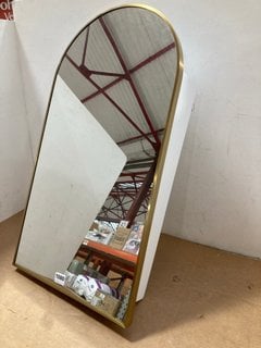 WEST ELM SINGLE WALL MOUNTED STORAGE CABINET WITH ARCHED STYLE SINGLE MIRRORED DOOR IN BRASS FRAME: LOCATION - CR6