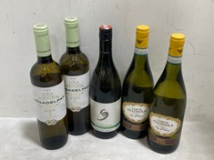 13 X BOTTLES OF ASSORTED WINE TO INCLUDE CORTE ALLODOLA SOAVE CLASSICO 2021 ITALIA WHITE WINE 12.5% 750ML(18+ PROOF OF ID) (COLLECTION DAYS MONDAY 28TH OCTOBER - WEDNESDAY 30TH OCTOBER 9AM TO 4PM)