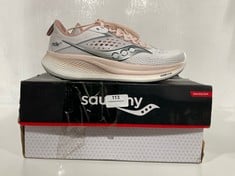 SAUCONY RIDE 17 TRAINERS IN COLOUR WHITE/LOTUS IN UK SIZE 5.5-RRP £135