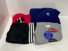 4 X ASSORTED CLOTHING ITEMS TO INCLUDE ADIDAS PRIME GREEN FLEECE JUMPER IN NAVY BLUE - SIZE MEDIUM