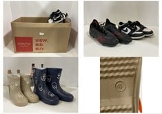 5 X ASSORTED KID SHOE ITEMS TO INCLUDE GRASS & AIR COLOUR CHANGING PRINT MINI ADVENTURE BOOTS IN NAVY - SIZE 13