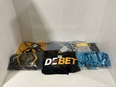 5 X ASSORTED CLOTHING ITEMS TO INCLUDE WOLVERHAMPTON WOLVES SPORT 2024/25 PRE MATCH T-SHIRT BLACK/GOLD - SIZE 2XL