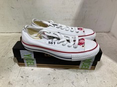 CONVERSE ALL STAR PUMPS IN WHITE WITH FLORAL TONG SIZE 5