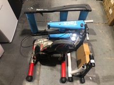 3 X ASSORTED ITEMS TO INCLUDE TACX BIKE TRAINER IN BLUE