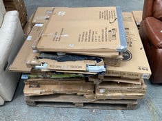 PALLET OF ASSORTED SAFETY GATES TO INCLUDE LINDAM URE SHUT SAFETY GATE (KERBSIDE PALLET DELIVERY)