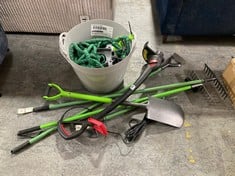 QTY OF ASSORTED GARDEN TOOLS TO INCLUDE HYPER TOUGH GARDEN GRASS TRIMMER