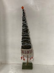 2 X STONE THE CROWS LG CHRISTMAS TREE - HGT 89CM TO INCLUDE 4 X STONE THE CROWS SM STAR & POM POM HANGER - WTH 13CM - TOTAL RRP £24