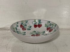 15 X STONE THE CROWS SET OF SMALL PLATES IN WHITE / STRAWBERRY PATTERN