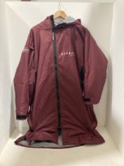 X2 ASSORTED ITEMS TO INCLUDE OSPREY SURF COAT SIZE SMALL.