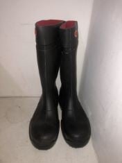 2X ASSORTED BOOTS TO INCLUDE DUNLOP PUROFORT SAFETY BOOTS SIZE 8 .