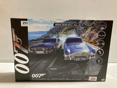 MICRO SCALEXTRIC 007 ASTIN MARTIN V8 VS ASTIN MARTIN DB5 RACE TRACK