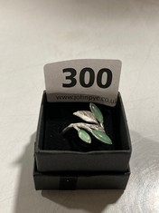 HALLMARKED STERLING SILVER RING WITH JADE COLOURED STONE IN BRANCH AND LEAF DESIGN