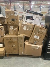 PALLET OF ASSORTED SMASHED APPLIANCES TO INCLUDE ELECTRIQ 90CM STAINLESS STEEL CHIMNEY ISLAND COOKER HOOD - MODEL NO. EIQCURVISL90SSV2 (ALL SMASHED / BROKEN) (ZONE 3) (KERBSIDE PALLET DELIVERY)