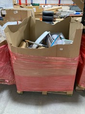 PALLET OF ASSORTED ITEMS TO INCLUDE RUSSELL HOBBS WHITE DESK FAN TO INCLUDE 12'' METAL DESK FAN (ZONE 4) (KERBSIDE PALLET DELIVERY)