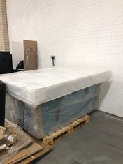 2 X SINGLE DIVAN BED BASES IN TEAL VELVET TO INCLUDE KING SIZE SPRING MATTRESS IN WHITE (ZONE 5) (KERBSIDE PALLET DELIVERY)