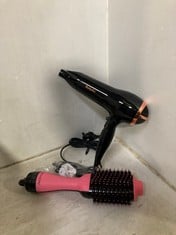 3 X ASSORTED HAIR STYLERS TO INCLUDE REVLON ROSE EDITION SALON HAIR DRYER AND VOLUMIZER