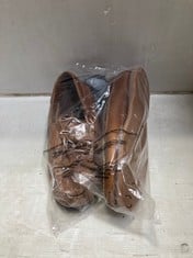 3 X ASSORTED MENS SHOW ITEMS TO INCLUDE HUSH PUPPIES MENS JONAS CHUKKA BOOTS IN BROWN - SIZE 7