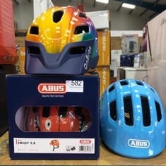 QUANTITY OF SPORTS & EXERCISE ITEMS TO INCLUDE ABUS SMILEY 3.0 CHILDREN'S HELMET, BICYCLE HELMET FOR TODDLERS WITH DEEP FIT, CHILD-FRIENDLY DESIGNS, SPACE FOR PIGTAIL, UNISEX: LOCATION - BACK TABLES