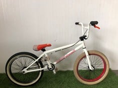 DIAMONDBACK KIDS BMX BIKE IN WHITE/RED 1 SPEED: LOCATION - FRONT FLOOR(COLLECTION OR OPTIONAL DELIVERY AVAILABLE)