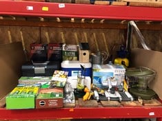 QUANTITY OF ASSORTED GARDEN ITEMS TO INCLUDE SPEAR & JACKSON 5L PRESSURE SPRAYER: LOCATION - LEFT RACK(COLLECTION OR OPTIONAL DELIVERY AVAILABLE)