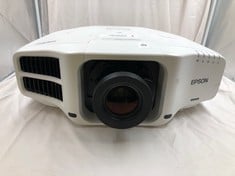 EPSON H749B EB-G7900U PROJECTOR (ORIGINAL RRP - £3210).: LOCATION - A RACK