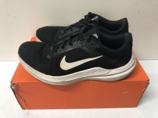 NIKE DEFYALLDAY BLACK SHOES - SIZE 9