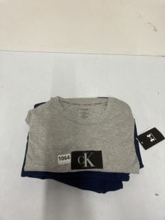 2 X DESIGNER CLOTHING TO INC CALVIN KLIEN T SHIRT - SIZE L