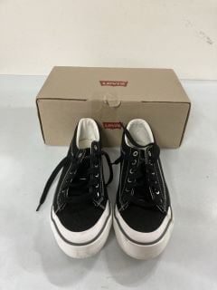 LEVIS LS2 S BLACK SHOES - SIZE 6