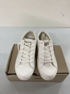 LEVIS MALIBU 2.0 WHITE SHOES - SIZE 7.5