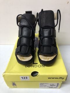 FLY LONDON SANDALS - BLACK - SIZE: 5