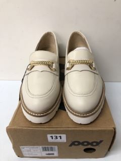 POD KENDAL LOAFERS - OFF WHITE LEATHER - SIZE: 7