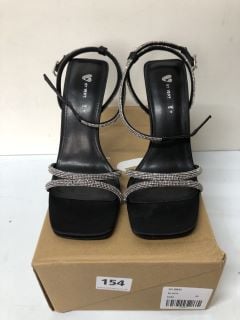 BLACK HEELED SHOES - SIZE: 4E