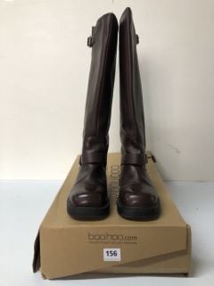 BOOHOO WHITE FIT DOUBLE BUCKEL CHUNKY KNEE HIGH BOOTS - BROWN - SIZE: 7