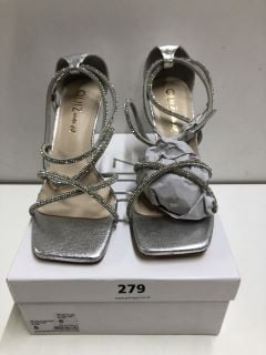 QUIZ CLOTHING SILVER SHOES - SIZE 5