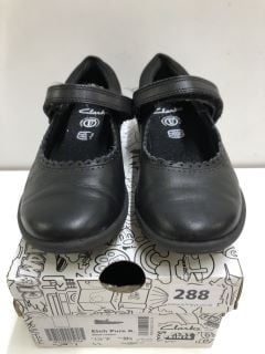 CLARKS ETCH PURE CHILDRENS BLACK LEATHER SHOE - SIZE 1.5