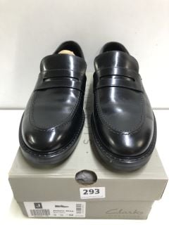 CLARKS SIGNATURE ALDWIN STEP BLACK LEATHER SHOES - SIZE 8