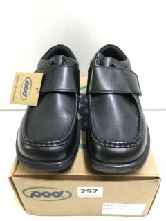 POD VANCE SHOES - SIZE 5.5