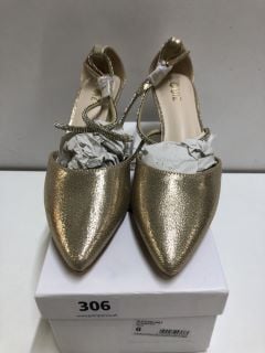 QUIZ CLOTHING GOLD SHOE - SIZE 6