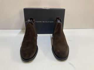 TOMMY HILFIGER CORE RWB HILFIGER SUEDE CHELSEA BOOT - SIZE 9.5