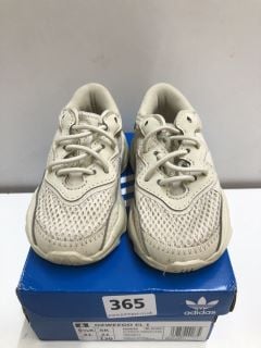 ADIDAS OZWEEGO CHILDRENS SHOE - SIZE 5