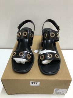 VERY BLACK WOMENS SHOE - SIZE 4