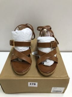 VERY BROWN WOMANS SHOE - SIZE 5