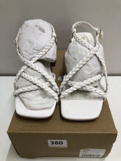 VERY WHITE WOMANS SHOE - SIZE 6