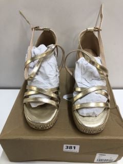 VERY GOLD WOMANS SHOE - SIZE 6