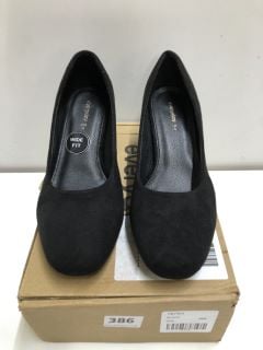 EVERYDAY BLACK WOMANS SHOE - SIZE 5